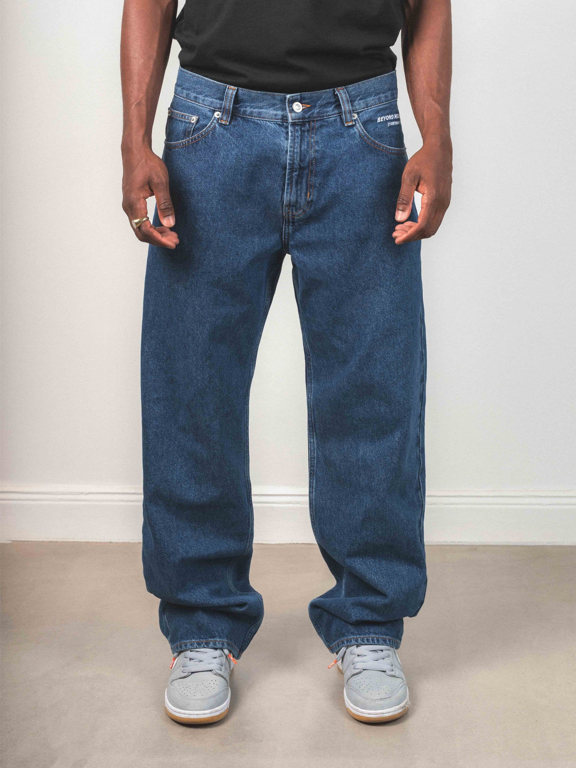 Loose fit jeans, Fortunato Loose Jeans in blue worn by model, Beyond Medals, 2024
