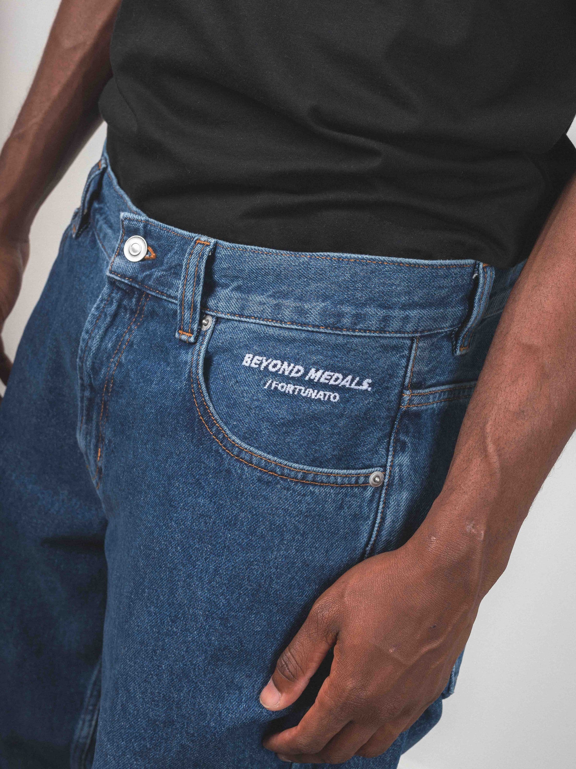 Loose fitting jeans, Fortunato Loose Jeans in blue worn by model, Beyond Medals, 2024