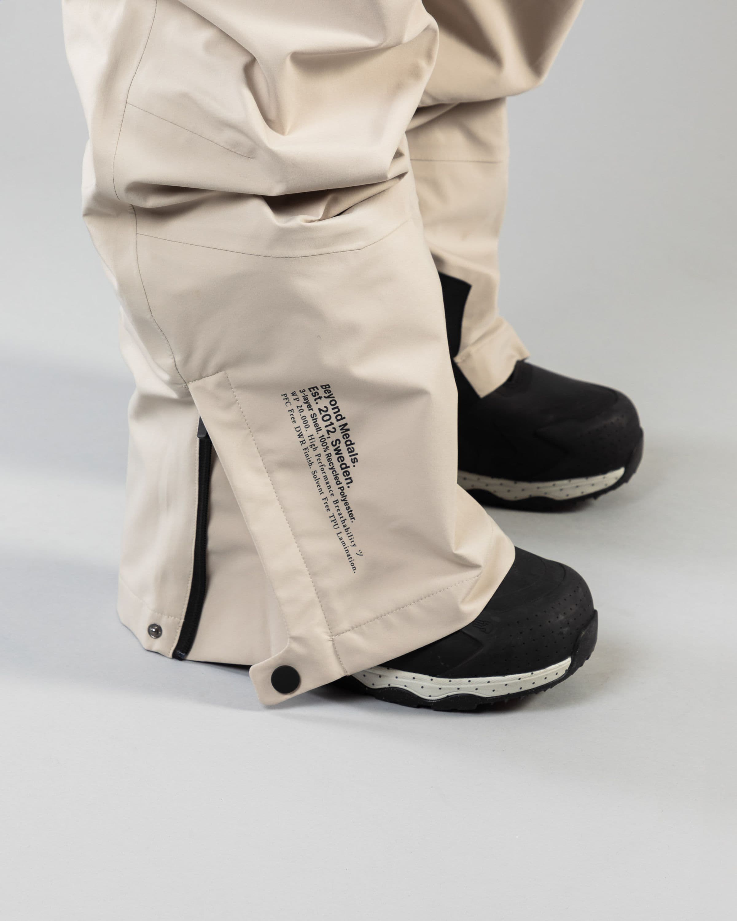 Outerwear clothing, tech bib 3l in lt beige worn by ULRIK BADERTSCHER, Beyond Medals, 2024, detail5