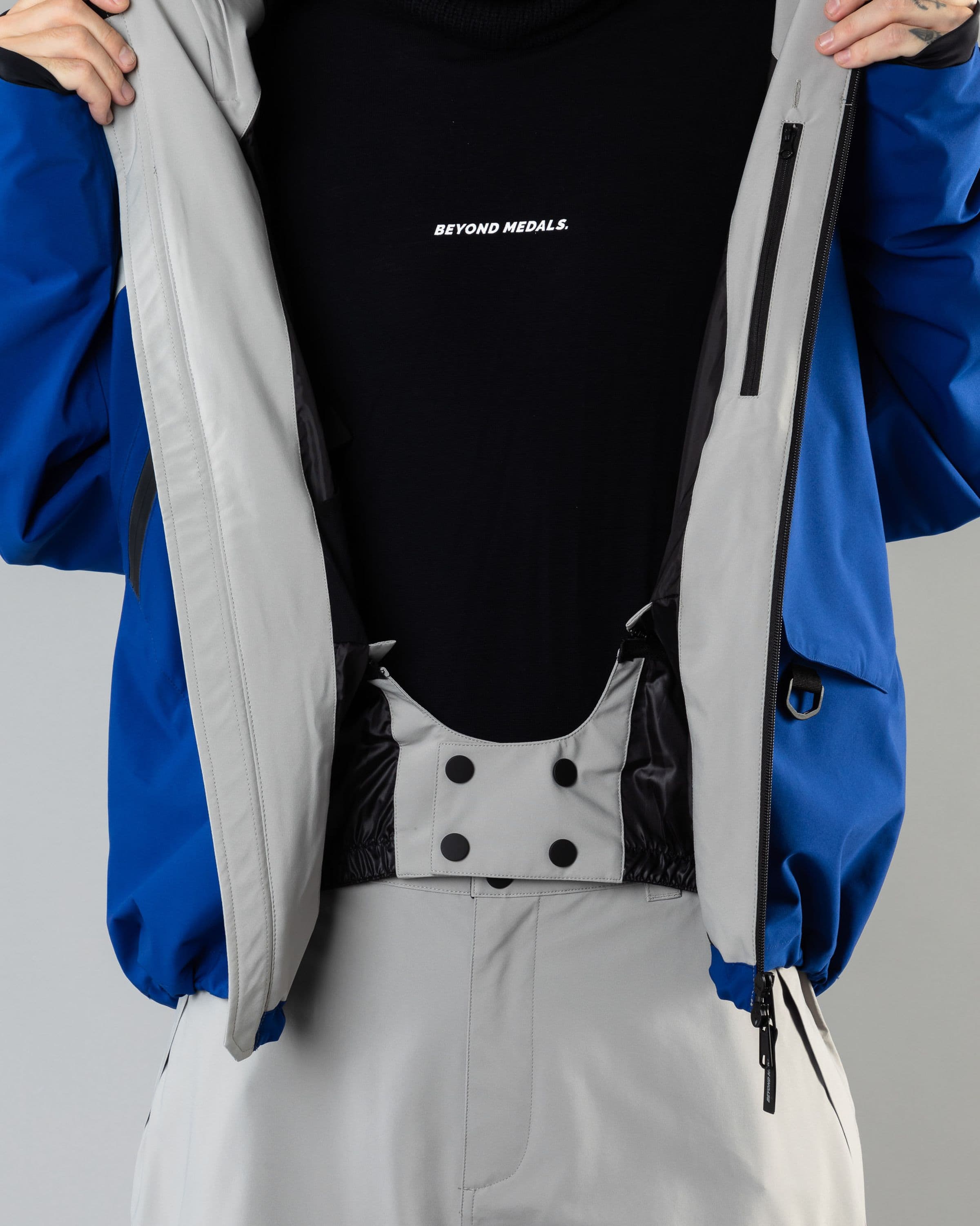 Outerwear clothing, beyond medals x nomadik jacket 3l in blue worn by KEVIN BÄCKSTRÖM, Beyond Medals, 2024, detail3