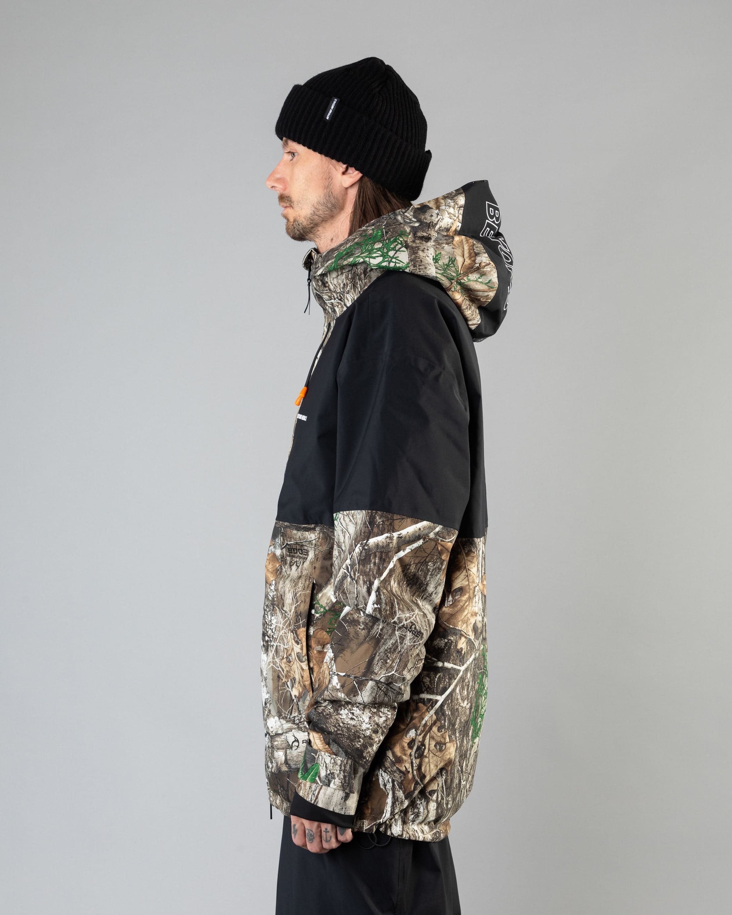 Outerwear clothing, fullzip jacket 2l in realtree worn by KEVIN BÄCKSTRÖM, Beyond Medals, 2024, side