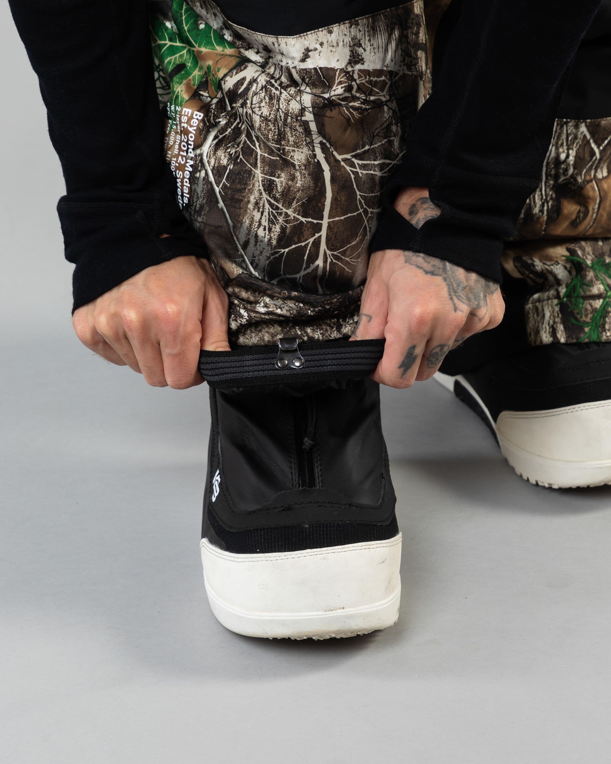 Outerwear clothing, zip pants 2l in realtree worn by KEVIN BÄCKSTRÖM, Beyond Medals, 2024, detail3