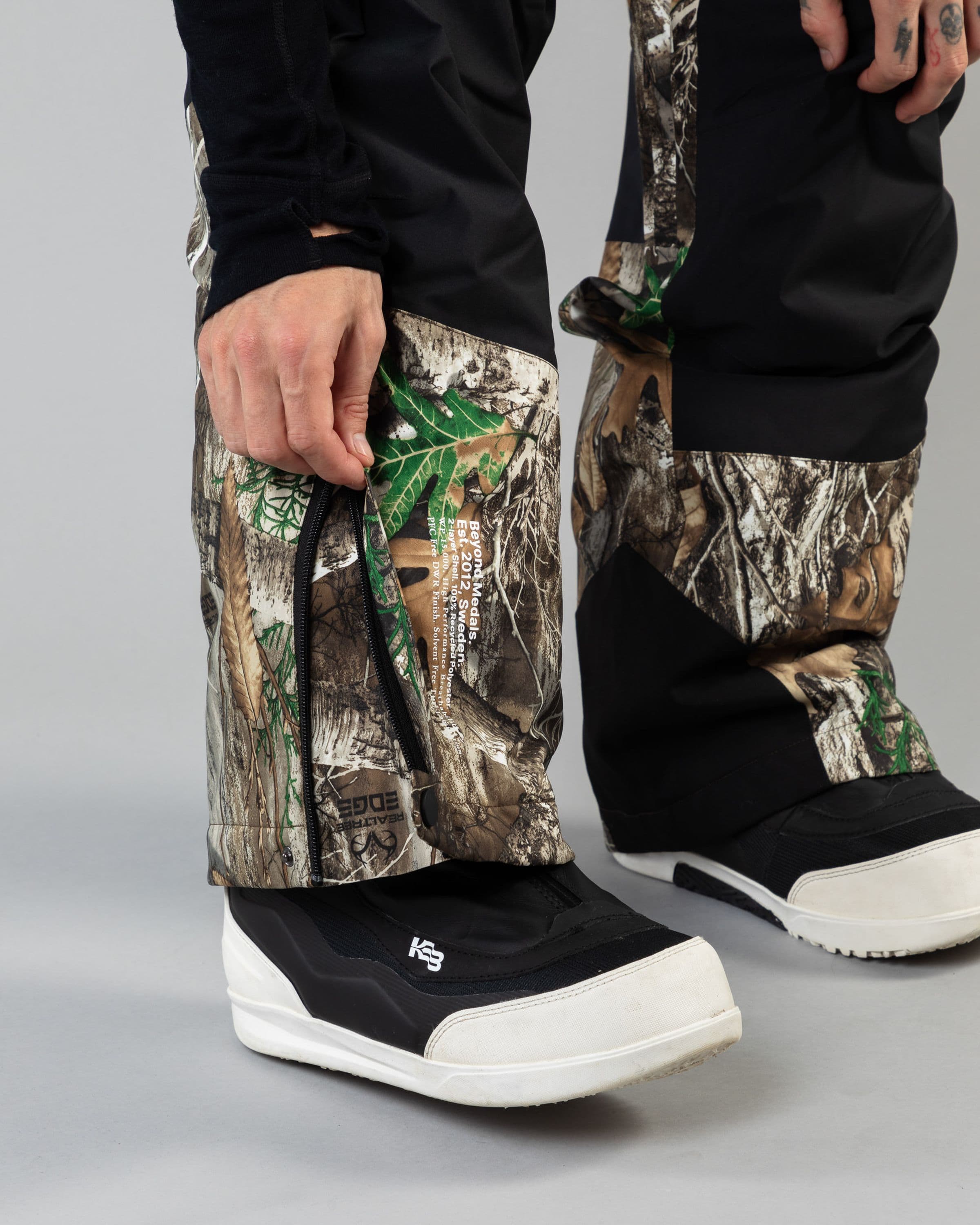 Outerwear clothing, zip pants 2l in realtree worn by KEVIN BÄCKSTRÖM, Beyond Medals, 2024, detail4