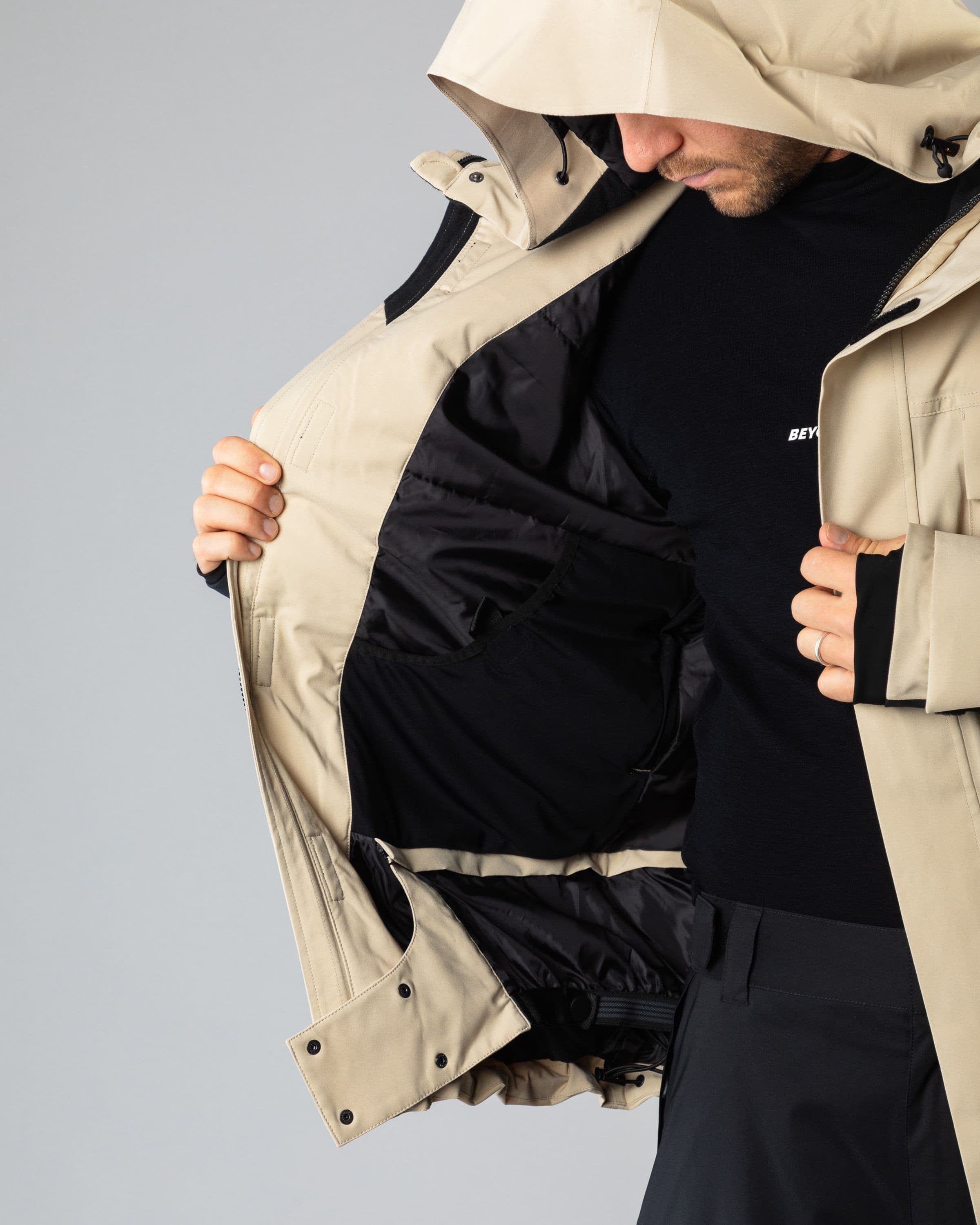 Outerwear clothing, cargo jacket 2l in beige worn by TOR LUNDSTRÖM, Beyond Medals, 2024, detail6