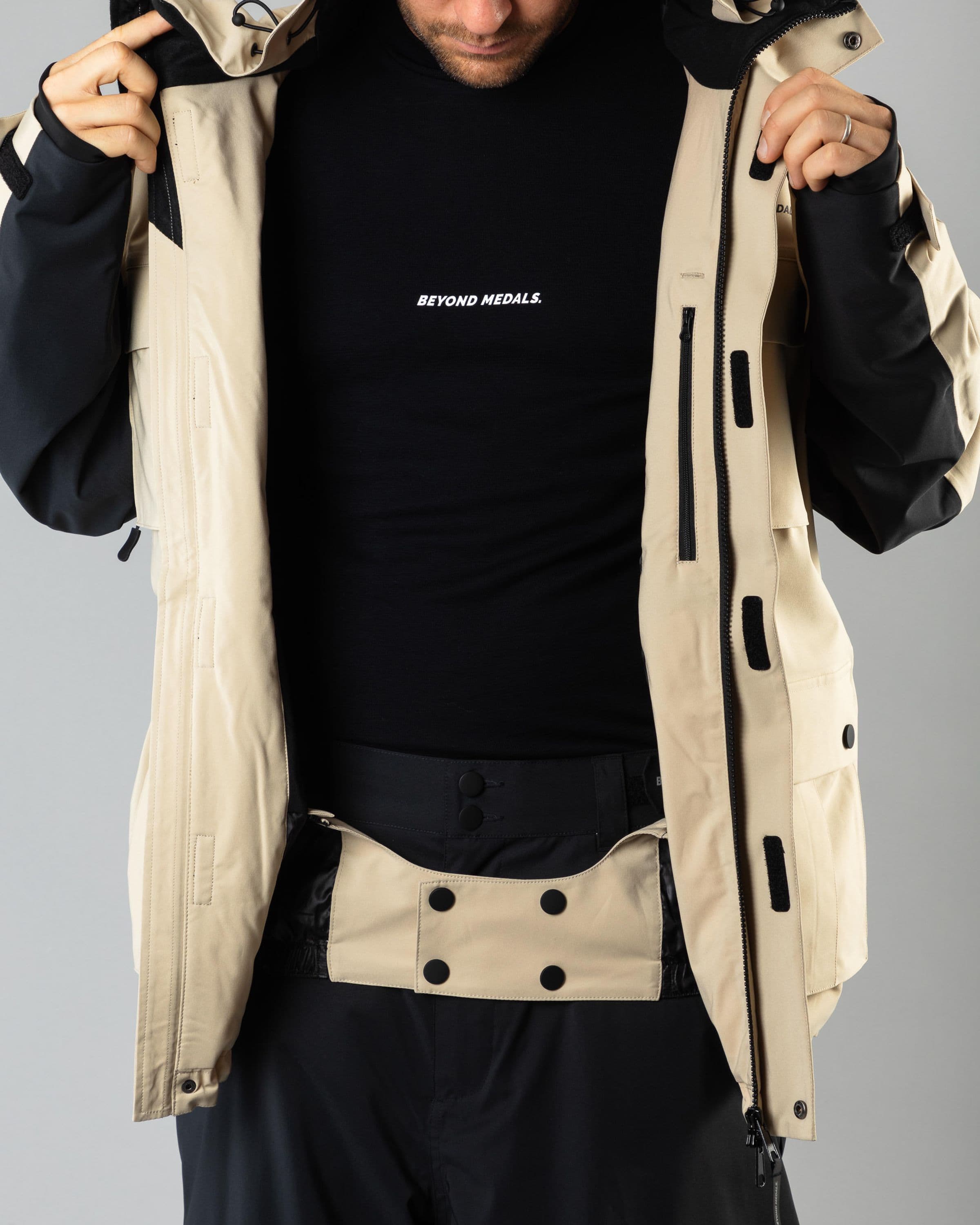 Outerwear clothing, cargo jacket 2l in beige worn by TOR LUNDSTRÖM, Beyond Medals, 2024, detail5