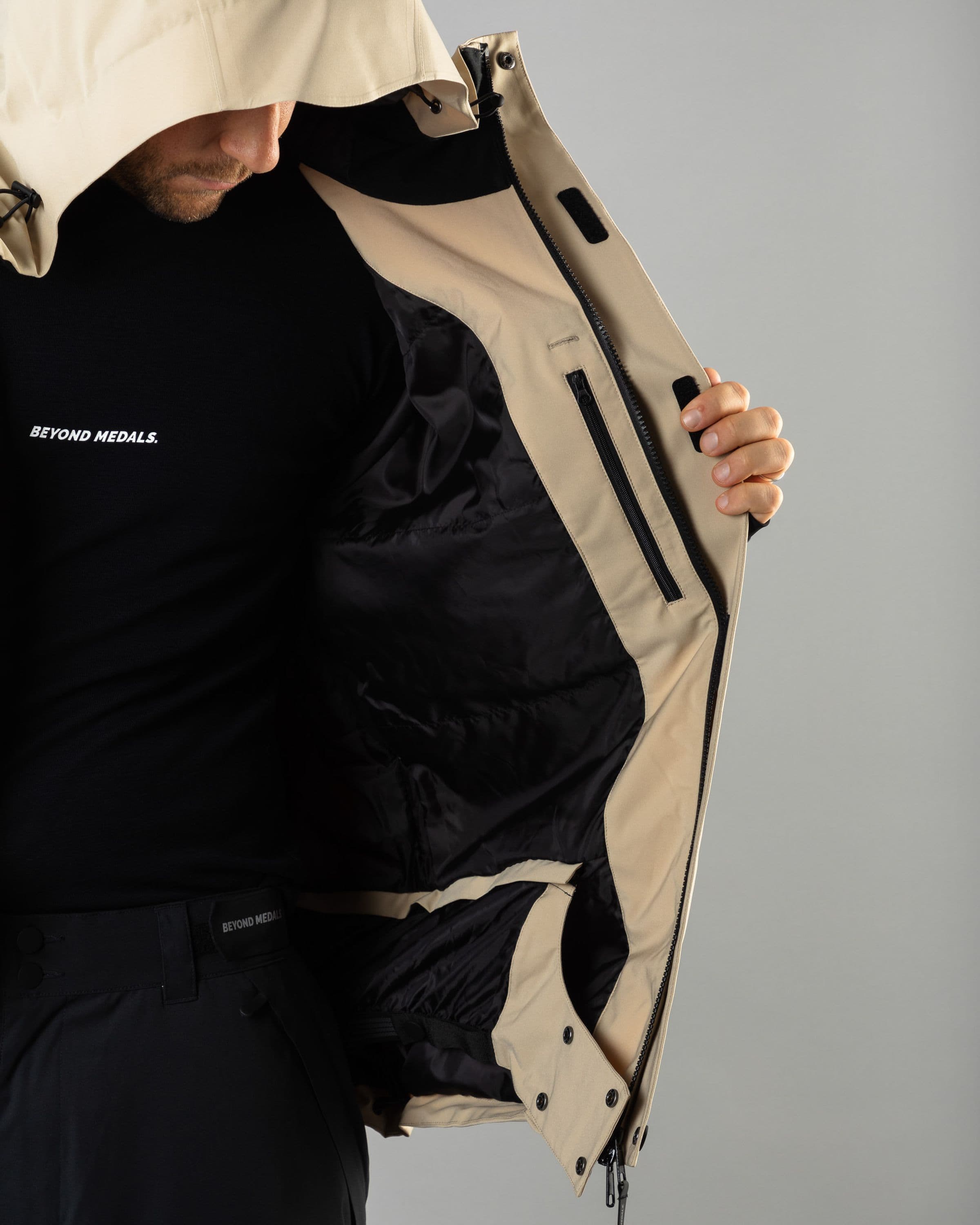 Outerwear clothing, cargo jacket 2l in beige worn by TOR LUNDSTRÖM, Beyond Medals, 2024, detail7