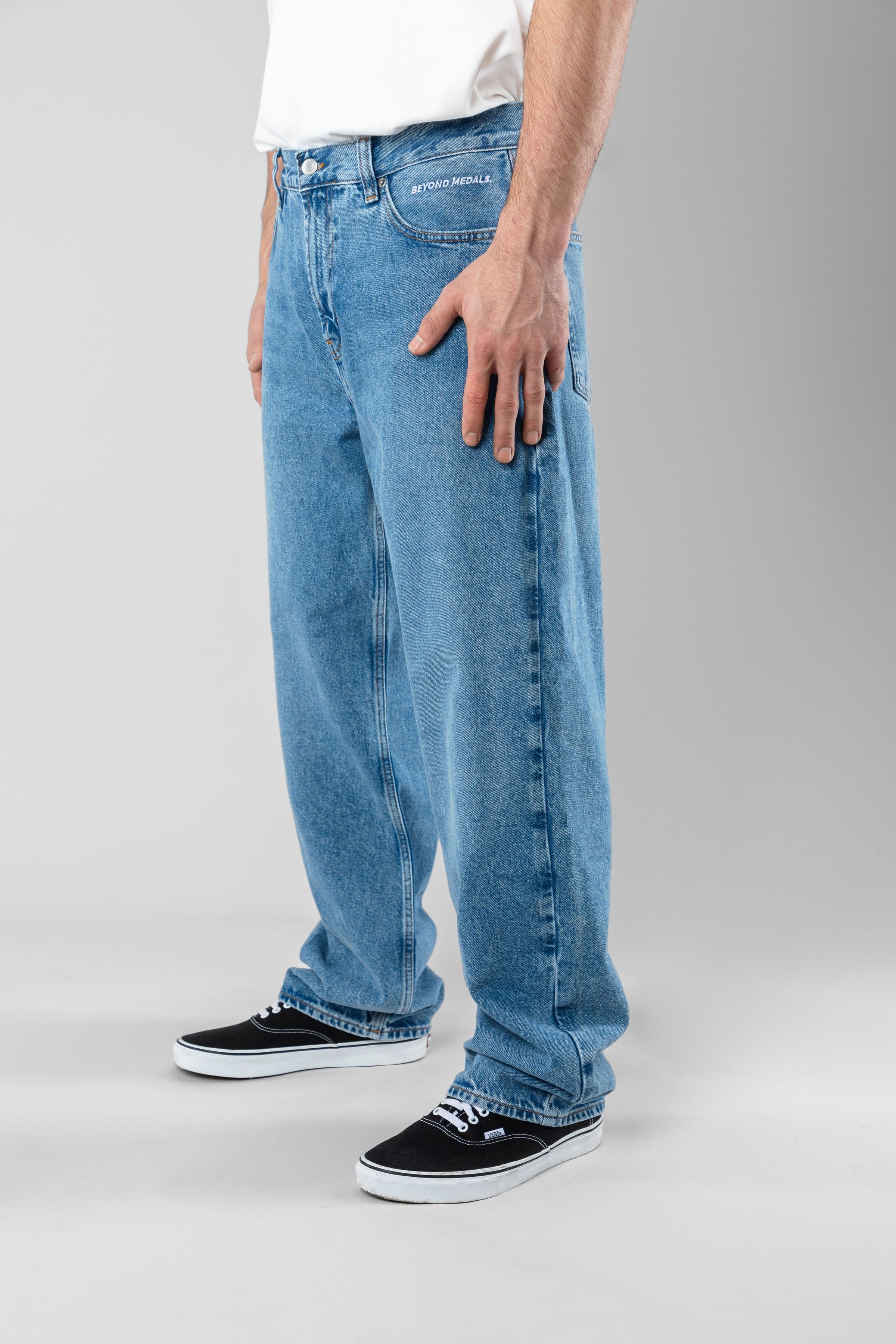 Loose Jeans Beyond Medals Snowboard & Streetwear Model image side