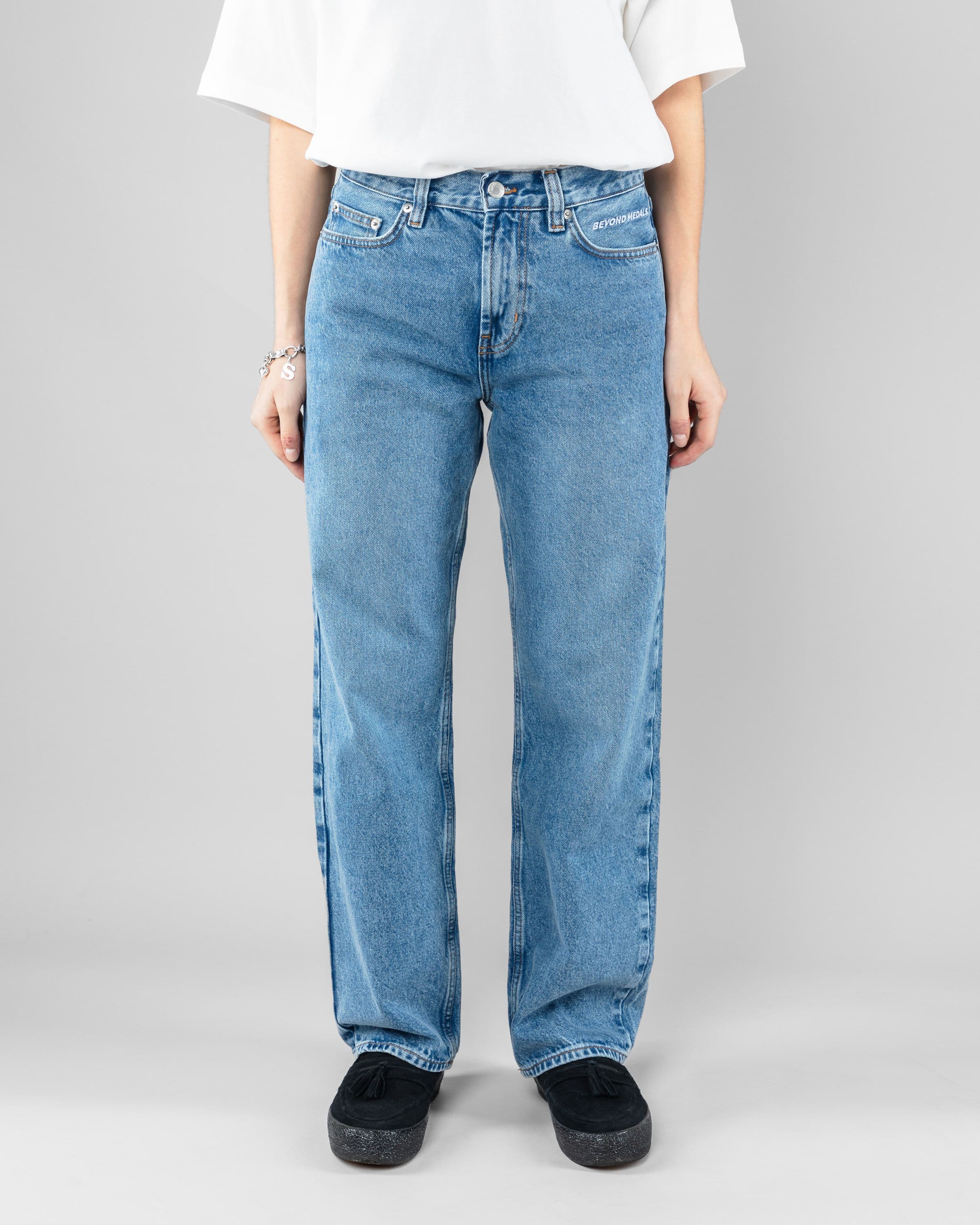 Loose Jeans Beyond Medals Snowboard & Streetwear Model image front