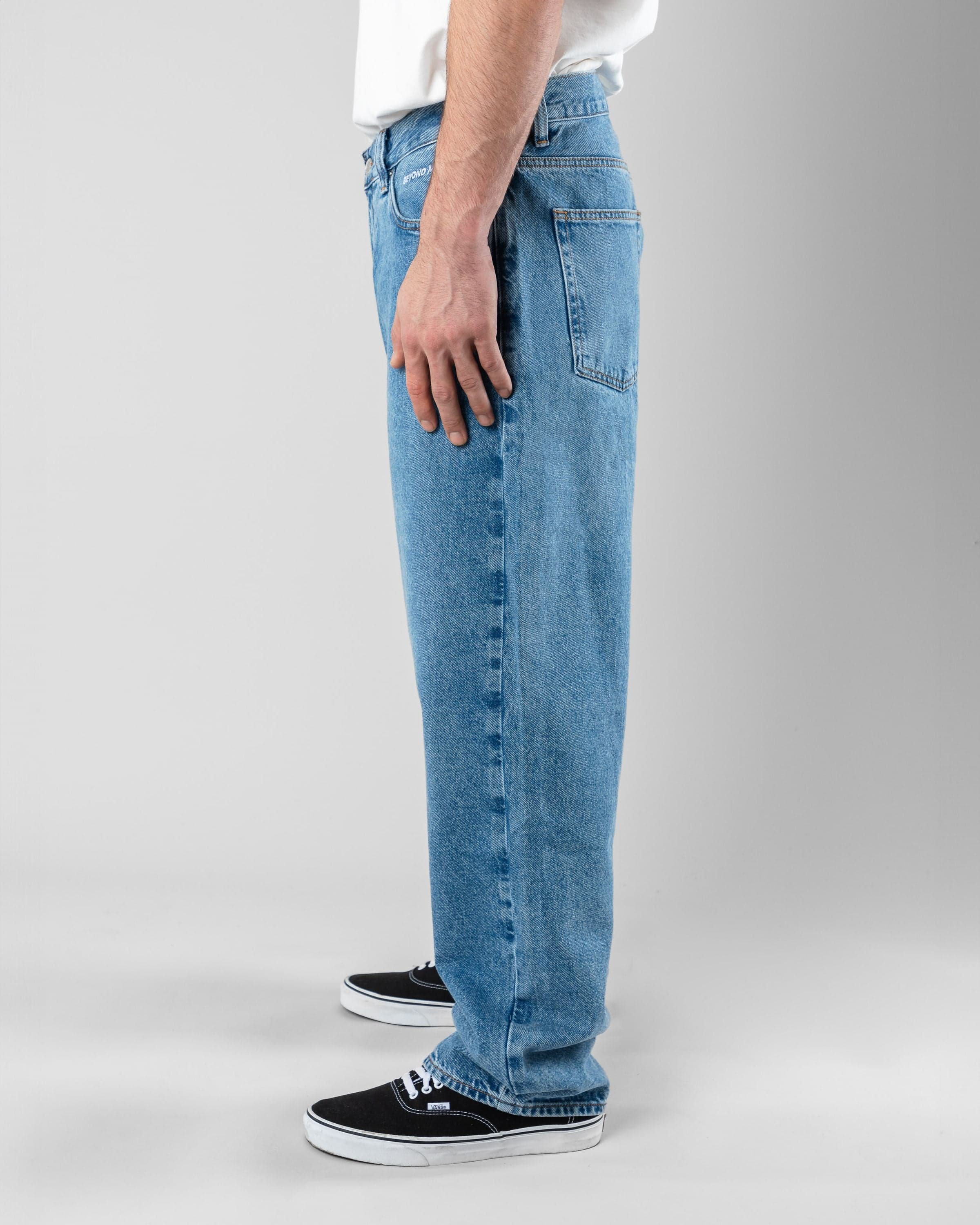 Loose Jeans Beyond Medals Snowboard & Streetwear Model image side