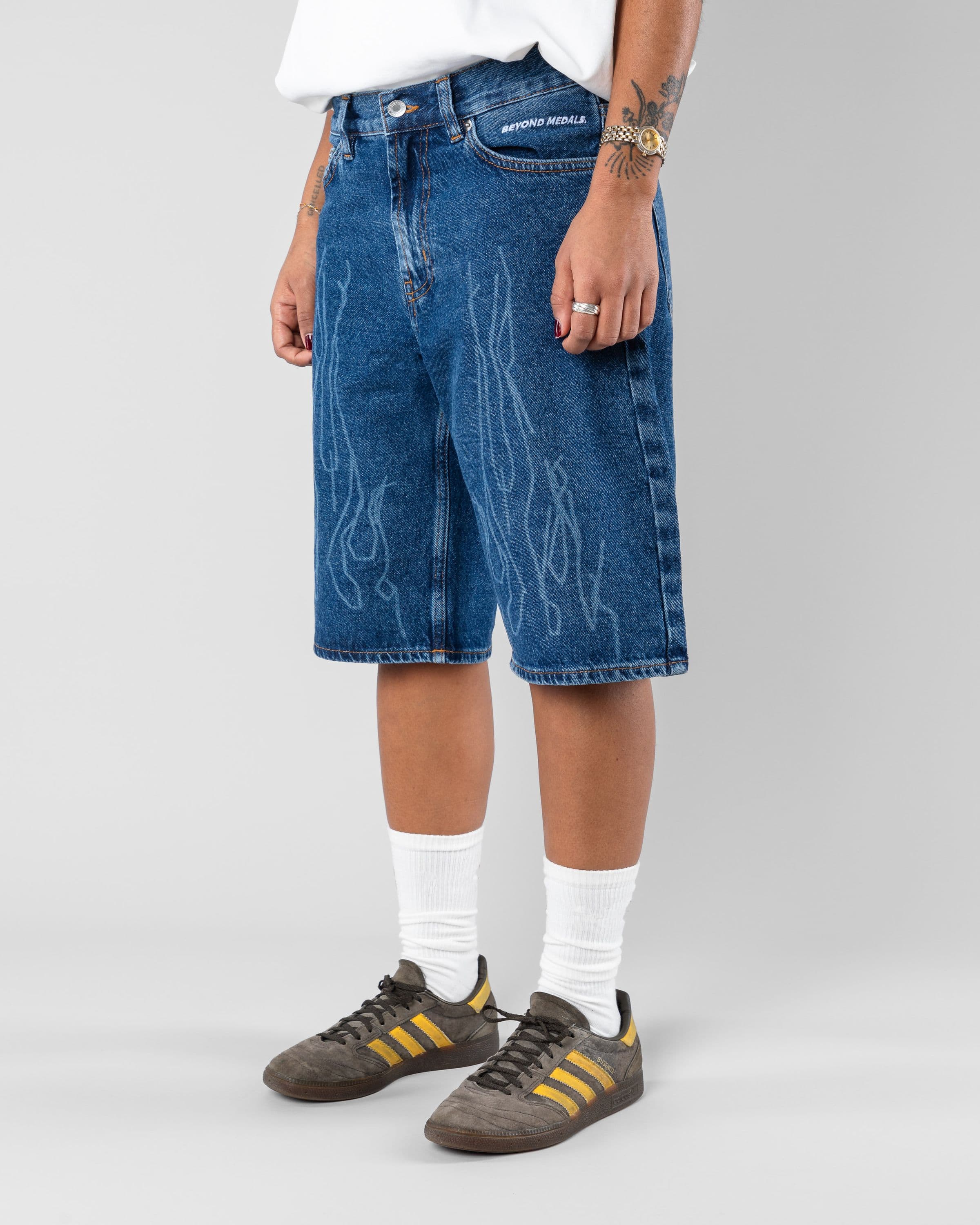 Jeans Shorts Beyond Medals Snowboard & Streetwear Model image side